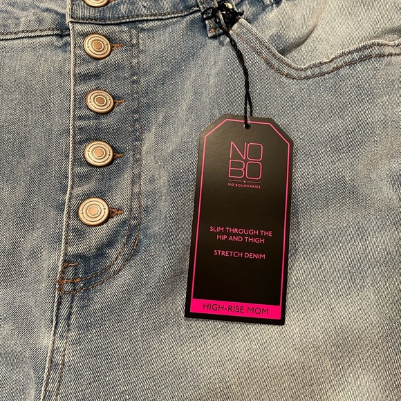 No Boundaries light wash women’s blue denim jeans size 17 - Picture 2 of 5